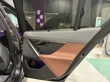 BMW G60 520I 베이스 모델 2열 인터렉션바시공 과 바우어앤윌킨스피커 엠비언트 시공으로 벤츠보다 화사해진 실내분위기 만들었습니다! / 천안시 동남구