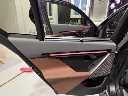 BMW G60 520I 베이스 모델 2열 인터렉션바시공 과 바우어앤윌킨스피커 엠비언트 시공으로 벤츠보다 화사해진 실내분위기 만들었습니다! / 천안시 동남구