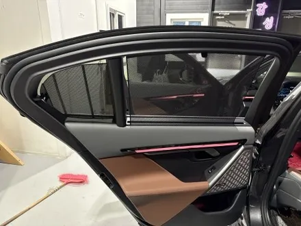 BMW G60 520I 베이스 모델 2열 인터렉션바시공 과 바우어앤윌킨스피커 엠비언트 시공으로 벤츠보다 화사해진 실내분위기 만들었습니다! / 천안시 동남구