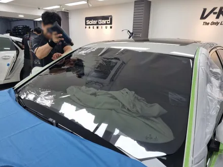 썬팅 시공과 유리막 코팅 작업으로 깔끔하게 출고된 BMW 530e! / 대구 달서구 이곡동
