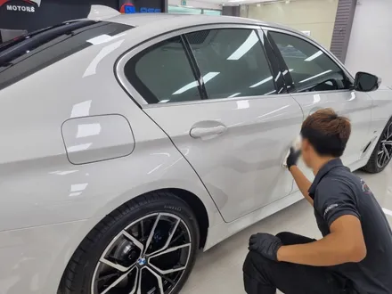 썬팅 시공과 유리막 코팅 작업으로 깔끔하게 출고된 BMW 530e! / 대구 달서구 이곡동