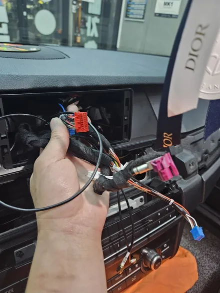 부산 BMW F10 520D NAVIFLY 7862 12.3인치 안드로이드 올인원  장착작업