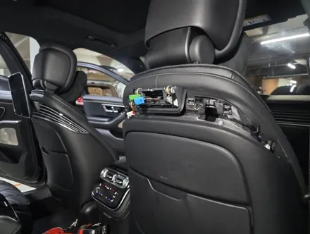 벤츠 W223 S580 피아노트림, 액티브엠비언트 출장시공 후기 4D 전동 부메스터, S클래스 고퀄리티 출장시공 / 구로동