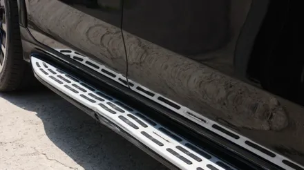 벤츠 EQS SUV 사이드 스텝 파손 시, 순정 사이드 스커트와 전동 발판 중 어떤 것이 나을까? / 구로동