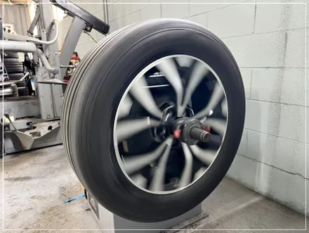 카니발 KA4 컷팅휠 용인 휠복원! 휠밸런스, tpms 체크까지 / 구로동