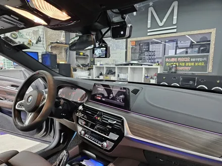 [ 브로모터스] BMW6시리즈 아이나비 QXD8000 블랙박스 장착 및 케이셀 A 시리즈 보조배터리 장착 / 경남 거제, 통영, 창원