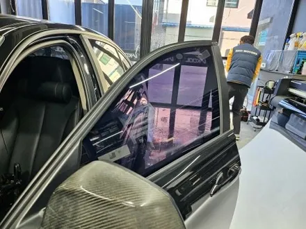 [브로모터스] BMW 3시리즈 F바디 틴팅 시공한지 10년이 넘어 오래되 색 바랜 틴팅 세련된 글라스 틴트 레이니 블루로 틴팅 재시공 / 경남 거제, 통영, 창원