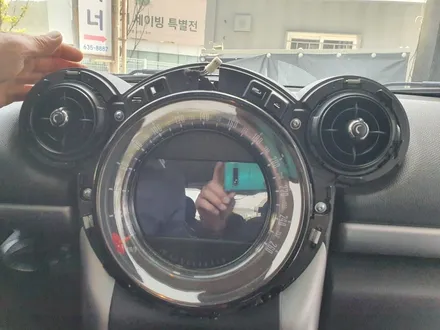[브로모터스] BMW 미니쿠페 컨트리맨 1세대 M-BOX 탈거 후 파인드라이브 내비게이션 장착/인터페이스 교체 / 경남 거제, 통영, 창원