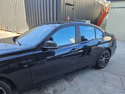 [브로모터스] BMW 3시리즈 F바디 틴팅 시공한지 10년이 넘어 오래되 색 바랜 틴팅 세련된 글라스 틴트 레이니 블루로 틴팅 재시공 / 경남 거제, 통영, 창원