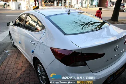 대전솔라가드 썬팅 전문점에서 현대 아반떼AD 화려함과 최상급 성능을 겸비한 노블레스Z 틴팅 꼼꼼하게 작업해드렸습니다