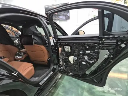 벤츠 W223 S500 액티브 엠비언트, 4D 전동 트위터와 피아노 라커 트림으로 완성한 실내 감성