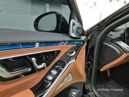 벤츠 W223 S500 액티브 엠비언트, 4D 전동 트위터와 피아노 라커 트림으로 완성한 실내 감성