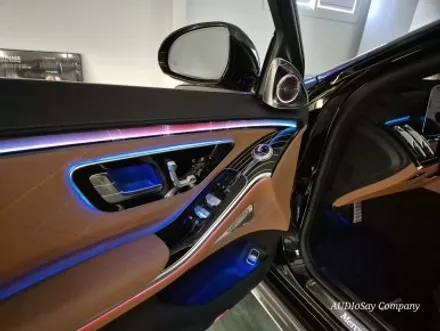 벤츠 W223 S500 액티브 엠비언트, 4D 전동 트위터와 피아노 라커 트림으로 완성한 실내 감성