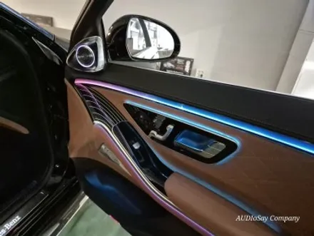 벤츠 W223 S500 액티브 엠비언트, 4D 전동 트위터와 피아노 라커 트림으로 완성한 실내 감성