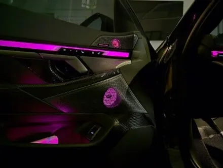 BMW G60 530i 회오리 풀 커버 앰비언트와 스피커 튜닝으로 실내 분위기와 사운드 디자인