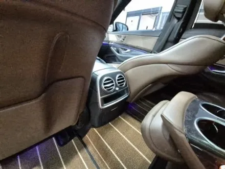 벤츠 S 클래스 W222 S63 AMG 송풍구 엠비언트 시공으로 실내 분위기를 화사하고 럭셔리하게