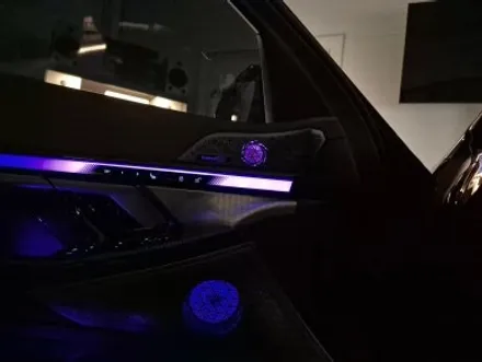 BMW G60 530i 회오리 풀 커버 앰비언트와 스피커 튜닝으로 실내 분위기와 사운드 디자인