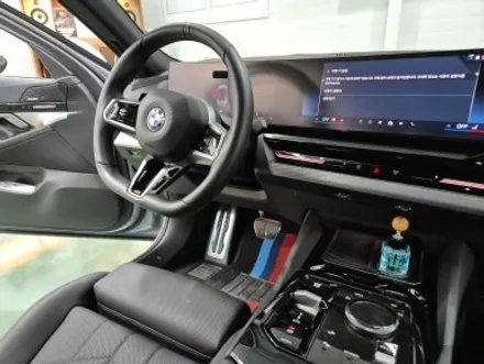 BMW G60 520i 스피커 튜닝 회오리 풀 커버 엠비언트, 컵홀더 엠비언트, 도어 포켓 엠비언트, 크리스탈 기어봉 세트 대구 카오디오