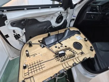BMW F30 320d 찐득하고 끈적하게 녹아내린 도어 손잡이 교체