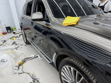 하남 랩핑 BMW X7 40d 블랙 사파이어 메탈릭 위에 투톤 랩핑 오토벨벳 건메탈 골드 / 서초, 강남, 양재