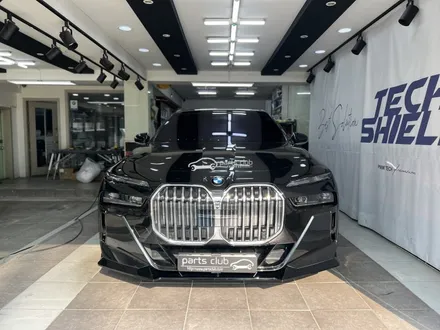 BMW G70 740i 유광블랙 익스테리어 풀 바디킷 (프론트립, 사이드스컷, 디퓨져, 머플러팁, 스포일러) / 서울 양천 신정동