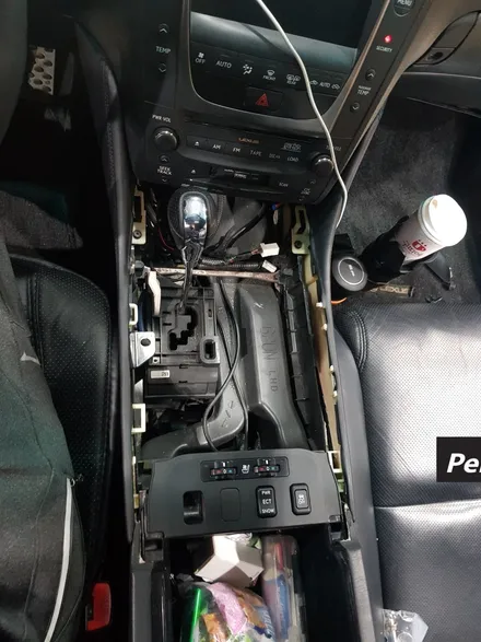 렉서스 gs350 실내랩핑 그릴 엠블럼랩핑 구형 늙어보이는 실내를 세련된 카본 실내랩핑으로 깔끔하게 시공해드립니다. 광명,시흥,부천,인천,안산,안양,송도,실내랩핑잘하는곳 퍼펙트카 / 경기 시흥