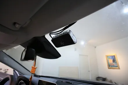 벤츠 GLA200 자동차 블랙박스 파인뷰 GX7, 아이볼트 보조배터리 설치기 / 부산 금정