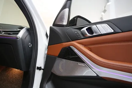 BMW X7 풀 세팅! 회오리 앰비언트 커버, AVI 스피커 그리고 무스웨이 카오디오 / 부산 금정