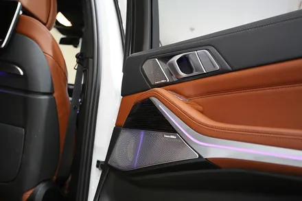 BMW X7 풀 세팅! 회오리 앰비언트 커버, AVI 스피커 그리고 무스웨이 카오디오 / 부산 금정
