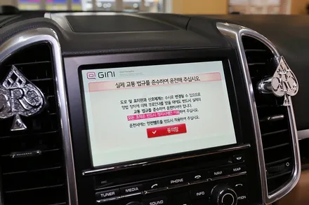 포르쉐 카이엔 내비게이션, 지니 말고 M2C 200A의 아틀란이 편하죠. / 부산 금정