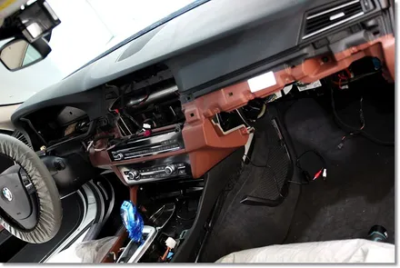 BMW 520D F10바디 아이나비 X1큐브 네비게이션 매립 / 부산 금정