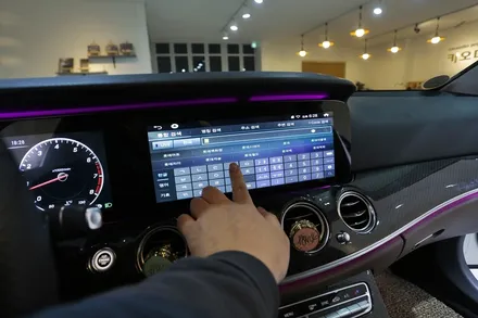 벤츠 e300 네비게이션 하나 더 추가해주세요! / 부산 금정