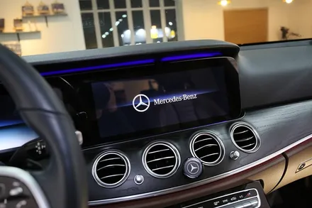 벤츠 E300 아방가르드에 최적화된 내비게이션, M2C 200A 플러스! / 부산 금정