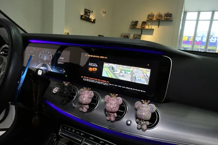벤츠 E300, 오롯이 길 찾기에 특화된 내비게이션으로 교체한 이유 / 부산 금정