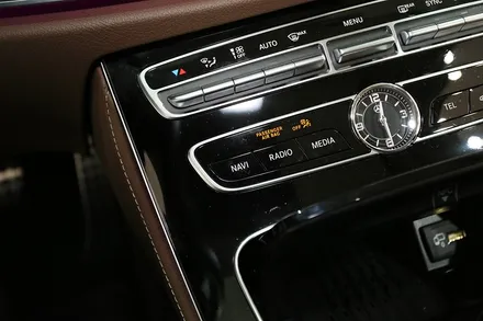 벤츠 E300 아방가르드에 최적화된 내비게이션, M2C 200A 플러스! / 부산 금정