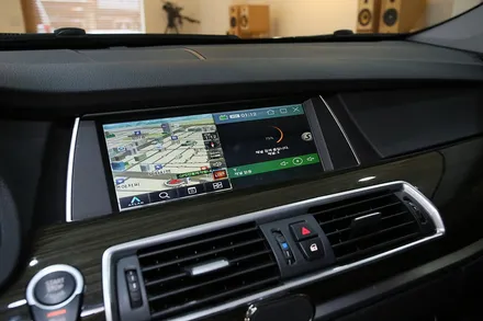 BMW 5시리즈 5GT, 스마트폰 화면 미러링 하는 Z1 내비게이션 튜닝 / 부산 금정