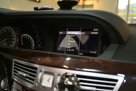 깊은 베이스가 매력적인 BMW M4 자동차 우퍼 설치와 벤츠 W221 블루투스 활성화! / 부산 금정