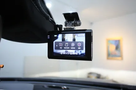 벤츠 GLA200 자동차 블랙박스 파인뷰 GX7, 아이볼트 보조배터리 설치기 / 부산 금정