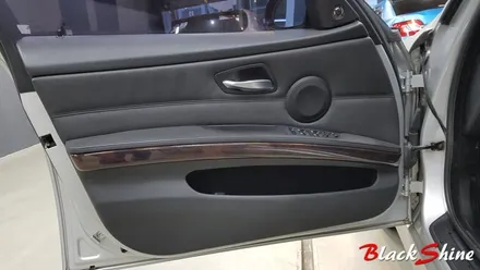 [울산실내랩핑][울산랩핑] BMW E90 320i 실내우드마감재 블랙브러쉬 실내랩핑 시공 - 블랙샤인 울산점 / 울산광역시 남구
