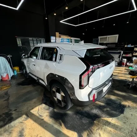 안산 신차패키지 기아 EV3 레인보우썬팅 V90 시공