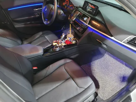 BMW F30 320d 3시리즈 엠비언트 순정 방식 아크릴 매립 시공 / 인천 남동구