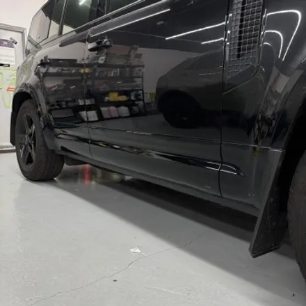 창원랩핑-랜드로버 디팬더 블랙팩 클래딩 고광택랩핑 PlanB PET Gloss Black 경남 마산 고광택랩핑 디팬더하단부 랩핑 올블랙으로 변신! / 창원 팔용동