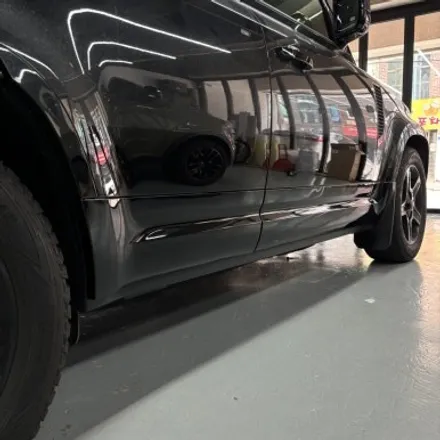 창원랩핑-랜드로버 디팬더 블랙팩 클래딩 고광택랩핑 PlanB PET Gloss Black 경남 마산 고광택랩핑 디팬더하단부 랩핑 올블랙으로 변신! / 창원 팔용동