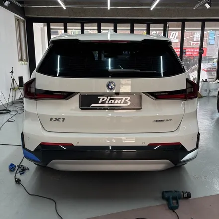 창원랩핑-BMW IX1 포인트랩핑 전기차는 전기차답게 사틴블루로 포인트랩핑!! EV를 더욱더 EV스럽게. 경남랩핑 마산랩핑 경북랩핑 구미랩핑 포인트랩핑 IX1랩핑 / 창원 팔용동