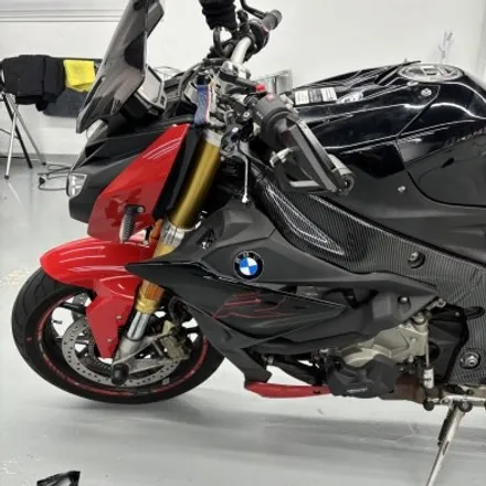 BMW S1000r 오일탱크 랩핑 - 창원바이크랩핑 창원오토바이랩핑 마산바이크랩핑 마산오토바이랩핑 경남바이크랩핑 경남오토바이랩핑 오일탱크랩핑 (플랜비-피아노블랙) / 창원 팔용동