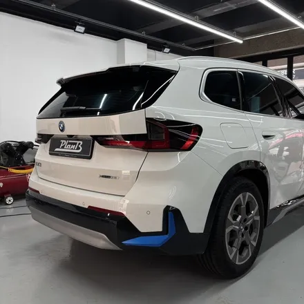 창원랩핑-BMW IX1 포인트랩핑 전기차는 전기차답게 사틴블루로 포인트랩핑!! EV를 더욱더 EV스럽게. 경남랩핑 마산랩핑 경북랩핑 구미랩핑 포인트랩핑 IX1랩핑 / 창원 팔용동