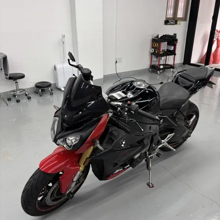 BMW S1000r 오일탱크 랩핑 - 창원바이크랩핑 창원오토바이랩핑 마산바이크랩핑 마산오토바이랩핑 경남바이크랩핑 경남오토바이랩핑 오일탱크랩핑 (플랜비-피아노블랙) / 창원 팔용동