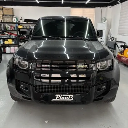 창원랩핑-랜드로버 디팬더 블랙팩 클래딩 고광택랩핑 PlanB PET Gloss Black 경남 마산 고광택랩핑 디팬더하단부 랩핑 올블랙으로 변신! / 창원 팔용동