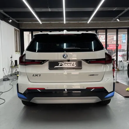창원랩핑-BMW IX1 포인트랩핑 전기차는 전기차답게 사틴블루로 포인트랩핑!! EV를 더욱더 EV스럽게. 경남랩핑 마산랩핑 경북랩핑 구미랩핑 포인트랩핑 IX1랩핑 / 창원 팔용동