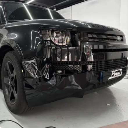 창원랩핑-랜드로버 디팬더 블랙팩 클래딩 고광택랩핑 PlanB PET Gloss Black 경남 마산 고광택랩핑 디팬더하단부 랩핑 올블랙으로 변신! / 창원 팔용동